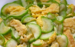 如何制作美味健康的以西葫芦鸡蛋汤？（健康饮食，从鸡蛋汤开始；以西葫芦制作，营养丰富。）