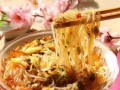 手把手教你制作美味肉丝酸辣粉（用简单步骤，烹制浓香味美的肉丝酸辣粉）