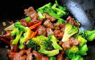 以西兰花炒红萝卜（清爽美味，营养健康，家常好菜）