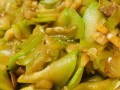 美味健康的蒜泥西葫芦料理（清爽口感，营养丰富，让你爱上素食）