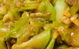 美味健康的蒜泥西葫芦料理（清爽口感，营养丰富，让你爱上素食）