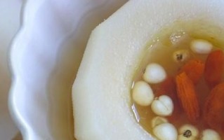 雪梨银耳炖川贝，滋润肺部（清热润肺，护佑呼吸系统健康）