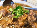 五花肉烧鸡翅根（香味浓郁，口感鲜美的家常菜）