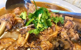 五花肉烧鸡翅根（香味浓郁，口感鲜美的家常菜）