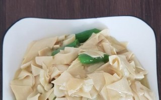 用土豆丝炒豆腐干，美味可口（鲜香可口的素食佳肴，口感丰富多样）