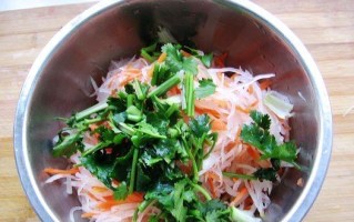 酸辣辛瓜的制作方法（一口辣、一口酸、一口香，让你爱不释手）