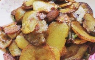 轻松学会蒜蓉炒土豆（美味可口，简单易学，营养丰富）