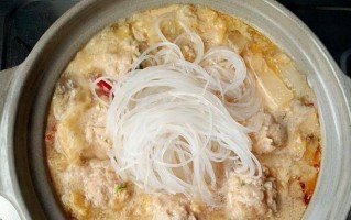 酸菜炖细粉，爽口美味的冬季美食（咸鲜味浓郁，营养丰富的家常料理）