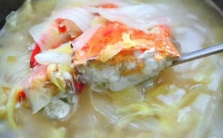 以蟹白豆腐海鲜汤为主题的美食探秘（营养丰富的海鲜汤让你倍感滋补）
