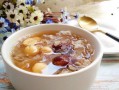 桃胶银耳莲子糖水，一杯养生甜汤（家中养生必备，营养又美味的桃胶银耳莲子糖水）