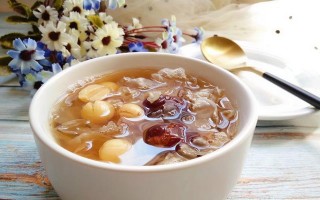 桃胶银耳莲子糖水，一杯养生甜汤（家中养生必备，营养又美味的桃胶银耳莲子糖水）