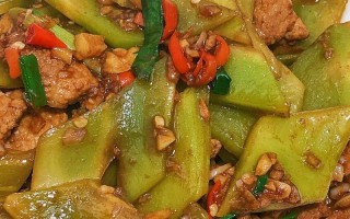 美味易做，以莴笋丝炒肉的做法（15个步骤教你如何烹饪口感鲜美的莴笋丝炒肉）