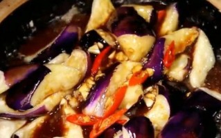 糯香四溢，鲜美诱人——糯茄子的做法（口感细腻，营养丰富，一盘糯茄子，让你欲罢不能）