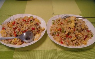 双椒鸡蛋炒饭的做法（手把手教你做出美味双椒鸡蛋炒饭）