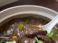 酸菜肥肠鸭血煲的制作方法（用压力锅快速炖煮，尝遍四川美食）