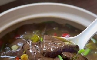 酸菜肥肠鸭血煲的制作方法（用压力锅快速炖煮，尝遍四川美食）