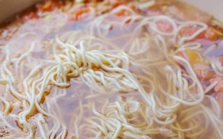 教你如何制作美味的西红柿肉丝面片汤（家常美食，健康营养，快速制作，味道鲜美）