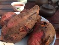 用铁锅烤出香甜的红薯（传统手艺，绿色健康，饱满口感）