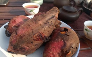 用铁锅烤出香甜的红薯（传统手艺，绿色健康，饱满口感）