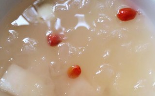营养美味银耳雪梨莲子羹（健康甜品，滋润清热）