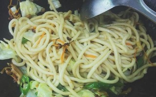 家常美食（清爽美味的蔬菜炒面，简单易做又营养丰富）
