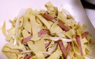 美味健康（健康生活的美味选择，以豆腐皮为基础，加上蒜泥调味）
