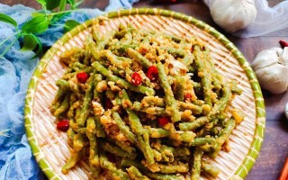 蒜香龙须豆角的美味做法（教你一招做出鲜嫩多汁的龙须豆角，让家人赞不绝口）