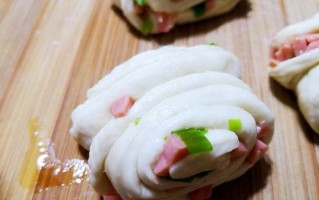 美食DIY——蒜蓉肠花卷的做法（在家也能品尝餐厅级口感，手把手教你制作）