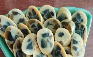 美味可口的松花蛋皮肠（用鸡蛋和猪肉制成，口感鲜美）
