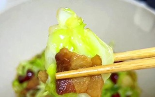 猪油渣炒卷心菜的做法（用猪油渣带来的浓郁口感，做出鲜美可口的卷心菜）