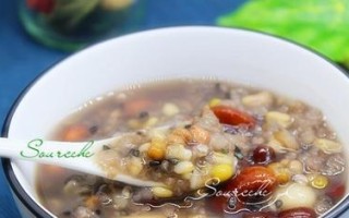 美味健康，咸味腊八粥（以黄豆、大米和腌肉为主要食材的营养粥汤）