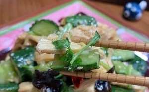 家常美食，甜辣腐竹交黄瓜（健康美味，营养丰富的家常小菜）