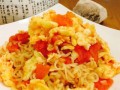 简单易学的以西红柿鸡蛋方便面做法（快捷美味，让你在家也能感受到外面的美食）