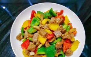 美味肉炒彩椒土豆（家常菜谱教程，健康美食享受）