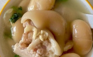 探秘猪袍汤的家常做法（味道鲜美营养丰富，又是家庭常备的滋补佳品）