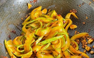 美味又健康的肉末西葫芦（做法简单易学，清新爽口，家常菜必备！）