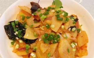 土豆丝炒木耳，简单易做的美味佳肴（快速上桌的中式美食，健康美味的家常菜）