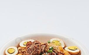 猪脊骨炖土豆的营养美味（家庭厨房里的经典餐桌，营养健康的味蕾享受）