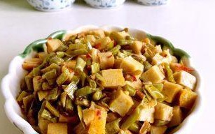 咸豆角不面筋，口感升级又健康（用纯天然材料制作，让你爱上素食生活）