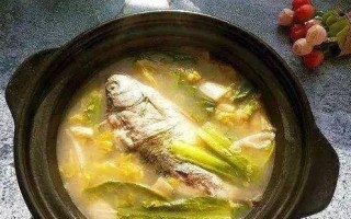 酸菜烧鲫鱼的家常做法（简单易学，鲜香可口，一道经典的地方美食）