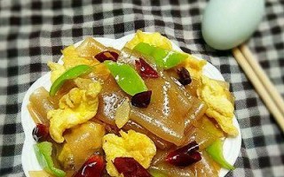 鸭蛋粉皮的美味佳肴（用鸭蛋粉皮做出的五香脆皮鸭）