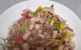 美味酸辣鱿鱼汤，营养健康不容错过！（家常煮菜，一碗下饭好滋味）
