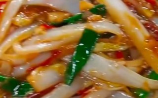 白菜杆炒肉，香味四溢（做法简单，味道美妙）
