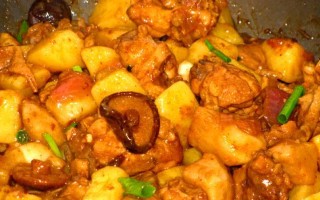 土豆烧鸡的做法（用简单食材制作美味鸡肉料理）