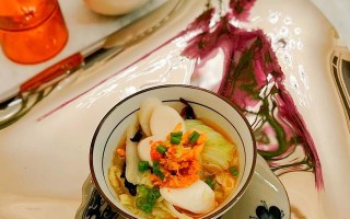 白玉翡翠，华丽珠宝的代表（从选石到雕刻，揭秘白玉翡翠的制作工艺）
