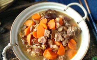 羊肉胡萝卜焖米饭——美味营养的主食（以羊肉胡萝卜为基础，搭配米饭焖制，营养丰富，口感鲜美）