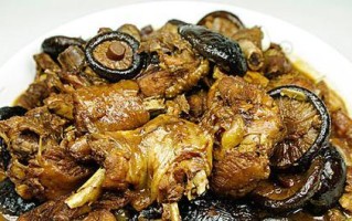 香菇炖鸡块的做法（传统美味，健康养生，品尝家常味道）