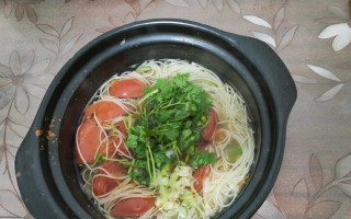 以虾米挂面做的美食做法（学习制作虾米挂面，让你成为家庭厨艺高手！）