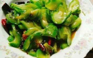丝瓜炒茶干的做法（清爽健康的夏日美食）