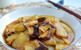 家常菜谱——香菇炖冻豆腐（味道鲜美，口感丰富，营养丰富的素食佳肴）